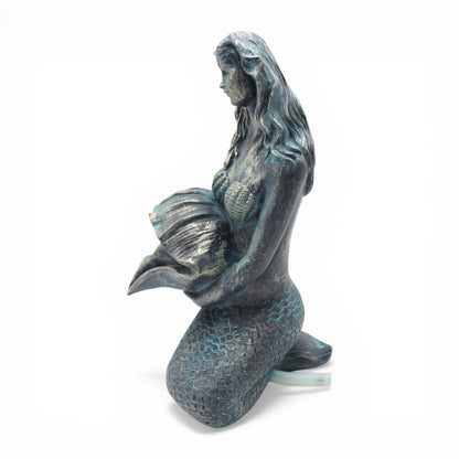 Meerjungfrau Solar Brunnen Wasserspeier solarbetrieben – Teichfigur mit Solarpumpe & Wasserspiel – Gartendeko aus Polyresin in Bronze-Optik 27×14x13 cm Solarteichfigur für Gartenteich & Wasserlauf