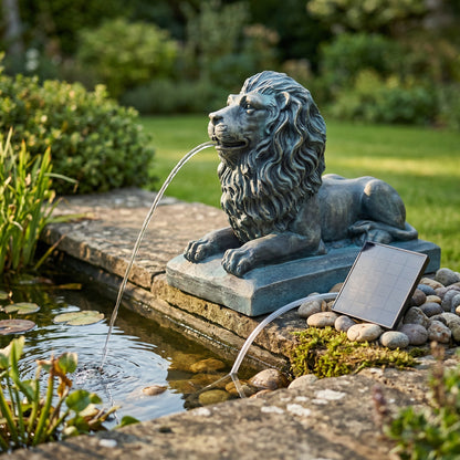Löwe Solar Brunnen Wasserspeier solarbetrieben – Teichfigur mit Solarpumpe & Wasserspiel – Gartendeko aus Polyresin in Bronze-Optik 29×20x36,5 cm Solarteichfigur für Gartenteich & Wasserlauf