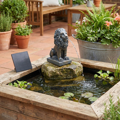 Löwe Solar Brunnen Wasserspeier solarbetrieben – Teichfigur mit Solarpumpe & Wasserspiel – Gartendeko aus Polyresin in Bronze-Optik 21×13x10 cm Solarteichfigur für Gartenteich & Wasserlauf