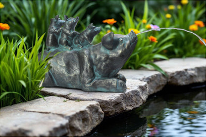 Familie Schwein Wasserspeier solarbetrieben – Teichfigur mit Solarpumpe & Wasserspiel – Gartendeko aus Polyresin in Bronze-Optik – 32 × 14 × 21 cm – Solarteichfigur für Gartenteich & Wasserlauf