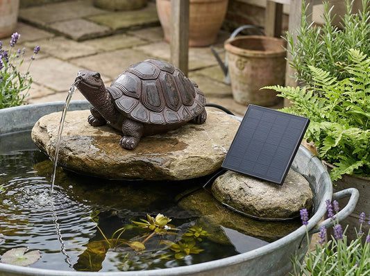 Solar Brunnen Schildkröte Wasserspeier solarbetrieben – Teichfigur mit Solarpumpe & Wasserspiel – Gartendeko aus Polyresin in Bronze-Optik 10×22x14 cm Solarteichfigur für Gartenteich & Wasserlauf