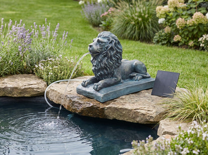 Löwe Solar Brunnen Wasserspeier solarbetrieben – Teichfigur mit Solarpumpe & Wasserspiel – Gartendeko aus Polyresin in Bronze-Optik 29×20x36,5 cm Solarteichfigur für Gartenteich & Wasserlauf