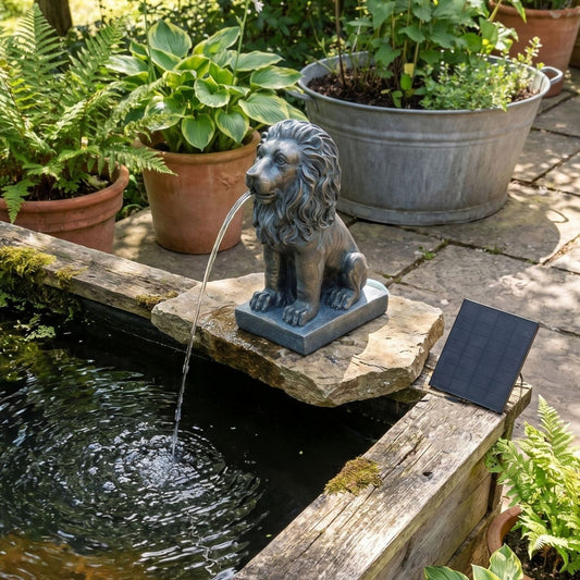 Löwe Solar Brunnen Wasserspeier solarbetrieben – Teichfigur mit Solarpumpe & Wasserspiel – Gartendeko aus Polyresin in Bronze-Optik 29×20x36,5 cm Solarteichfigur für Gartenteich & Wasserlauf