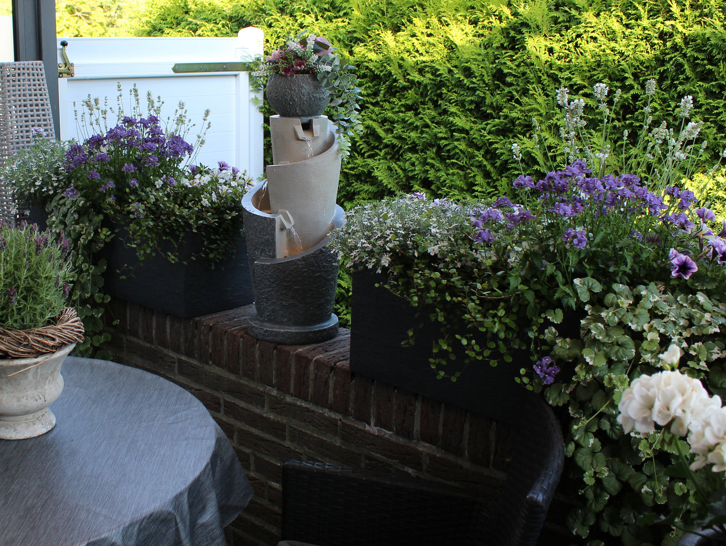 Gartenbrunnen mit LED Beleuchtung 66 cm mit Dekobecken Springbrunnen Wasserspiel