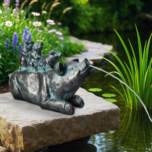 Familie Schwein Wasserspeier solarbetrieben – Teichfigur mit Solarpumpe & Wasserspiel – Gartendeko aus Polyresin in Bronze-Optik – 32 × 14 × 21 cm – Solarteichfigur für Gartenteich & Wasserlauf