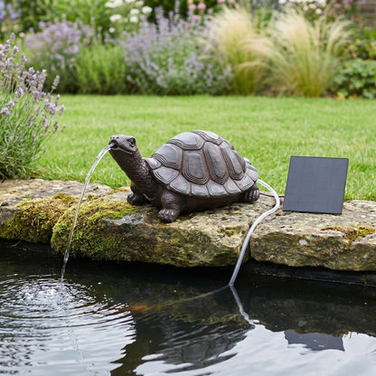 Solar Brunnen Schildkröte Wasserspeier solarbetrieben – Teichfigur mit Solarpumpe & Wasserspiel – Gartendeko aus Polyresin in Bronze-Optik 10×22x14 cm Solarteichfigur für Gartenteich & Wasserlauf
