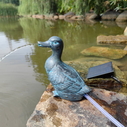 Ente Solarbrunnen Wasserspeier solarbetrieben – Teichfigur mit Solarpumpe & Wasserspiel – Gartendeko aus Polyresin in Bronze-Optik – 26,5 × 16,5 × 29,5 cm – Solarteichfigur für Gartenteich & Wasserlauf