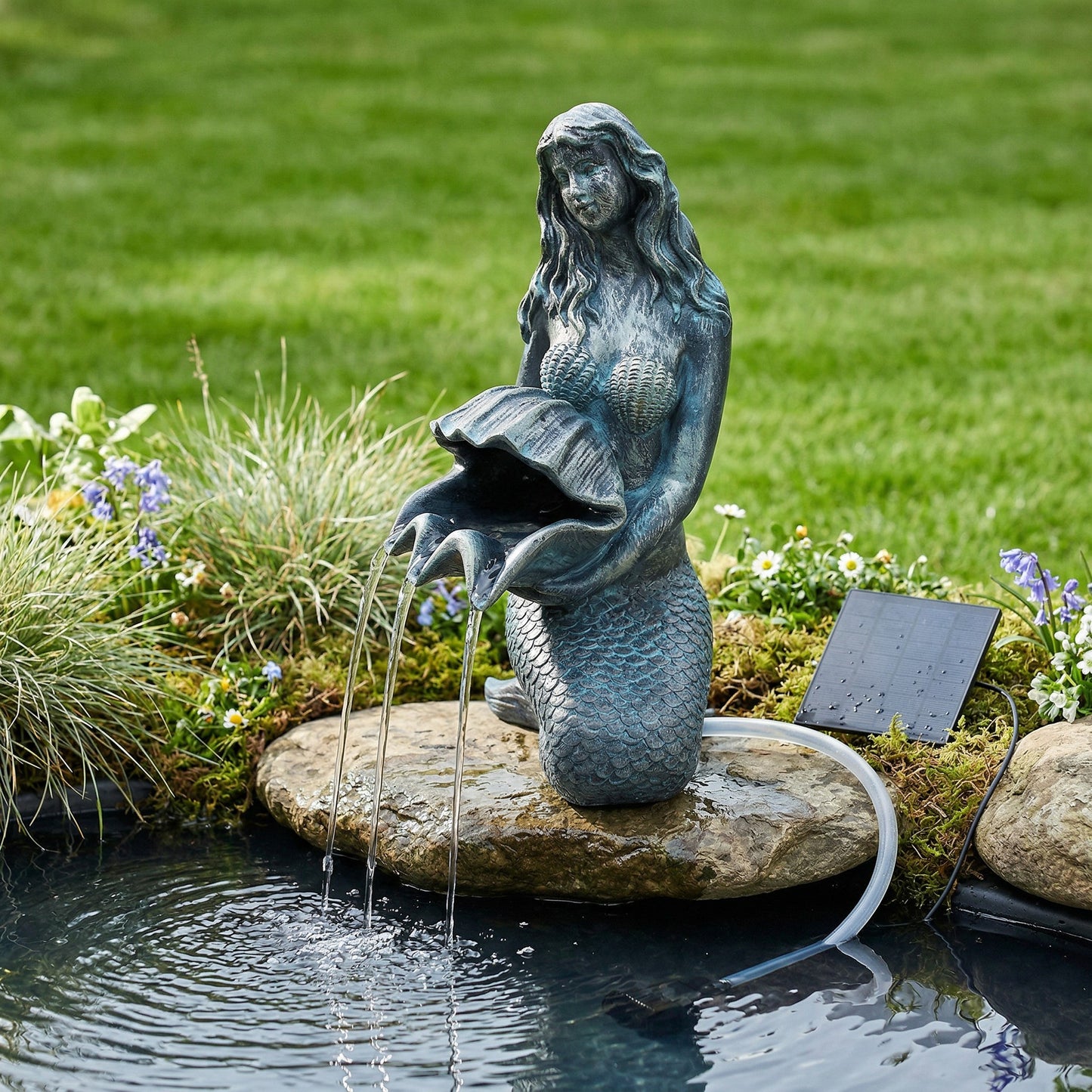 Meerjungfrau Solar Brunnen Wasserspeier solarbetrieben – Teichfigur mit Solarpumpe & Wasserspiel – Gartendeko aus Polyresin in Bronze-Optik 27×14x13 cm Solarteichfigur für Gartenteich & Wasserlauf